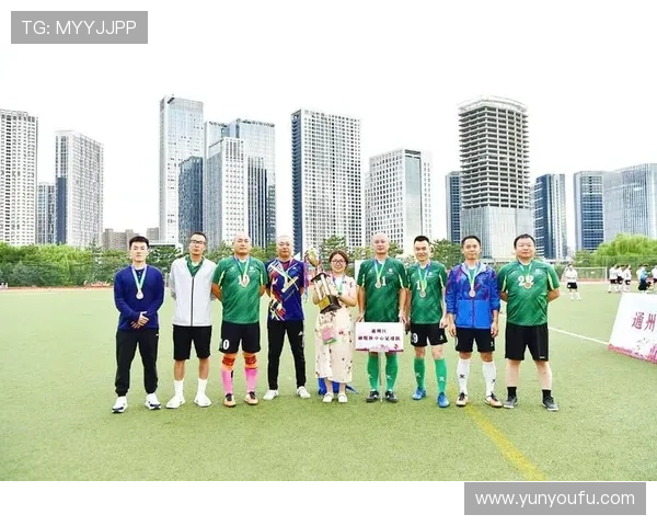 足球明星齐聚领奖盛典合影留念展现荣耀与友谊的瞬间